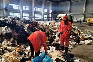 为帮游客找儿童手表 环卫工4小时翻8吨垃圾 大同城管回应