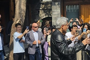 黄仁勋皮衣“热梗”再续!给媒体皮衣签名 笑问“你觉得热吗”
