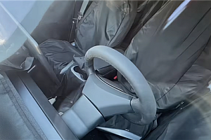 特斯拉新车型内饰首曝:取消玻璃天幕+后排屏