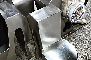 武汉地铁回应“座椅形似马桶”:灵感来自高跟鞋 有艺术气息