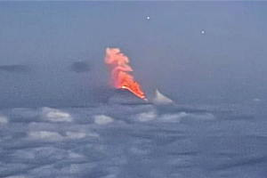 8.7级强震后:世界最活跃的活火山之一开始喷发