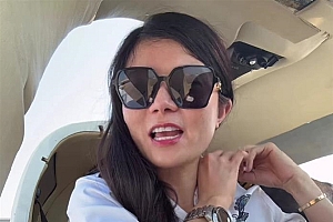 越南传奇女飞行员第二次环球飞行坠亡  目击者:下坠过程非常安静 误以为在表演