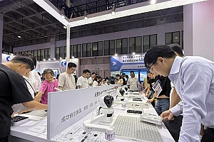 元萝卜三登世界机器人大会  全球销售10万台