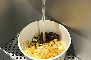 高铁站开始“去泡面化”:广州东站已全面下架泡面