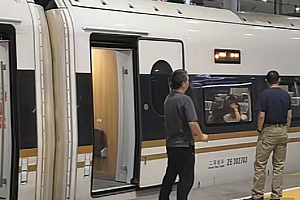 网友称高铁站下架泡面不如站台禁烟 12306回应