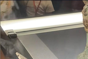 青铜器展柜内有一部手机 博物院回应:正在核查中