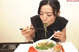 中国麻辣烫在日本爆火:日民众冒着酷暑排长队 称好吃又健康