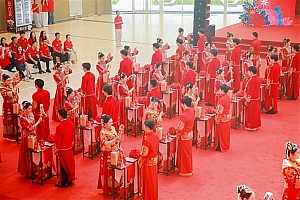 今天七夕节:京东在宿迁给66对客服新人举办集体婚礼 场面壮观