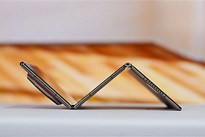 17999元买它还是苹果17 Pro Max!华为三折叠Mate XTs明天开卖 备货量曝光