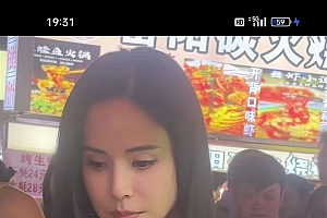 59岁李若彤在长沙逛夜市 网友:路人视角惊艳到我了