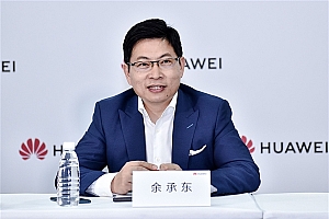 马路上漂移冲进绿化带!余承东:有些车一味追求2秒加速、3秒加速没意义