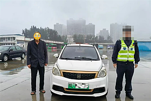 大爷无证驾驶一年多内违章279条:以为跟骑自行车一样不用考证