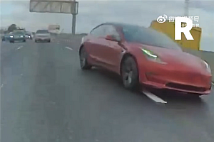 高速上一辆特斯拉撞特斯拉 被另外一辆特斯拉拍下