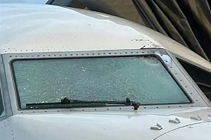 或被陨石砸中!美国一波音客机万米高空遭撞:挡风玻璃出现焦痕