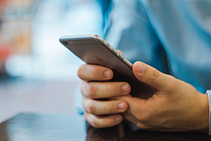 尾号“8888888”手机号拍出127万余元 工作人员:拍完不要罚5万元保证金