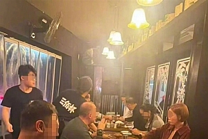 马云现身宁波与好友惬意聚餐:在一家中式酒馆喝酒 脸色发红