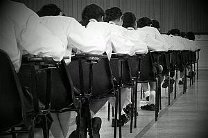 严禁将手机带入课堂!教育部:鼓励中小学每周一天无作业日 缓解考试升学焦虑