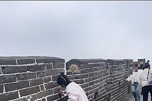 女子在长城刻字 游客拦都拦不住:警方已立案