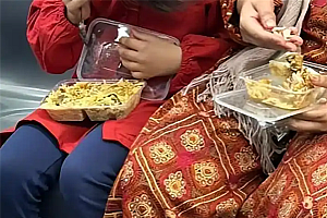 深圳地铁回应印度人在车上吃手抓饭:禁止列车内饮食 一视同仁
