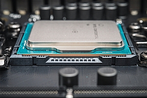 英伟达在中国的市场份额已从95%暴跌至0!黄仁勋警告:这对美国伤害更大