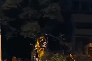 重庆一汽车发生翻车事故:车尾朝天靠树上 气囊弹开男子自行脱困爬出