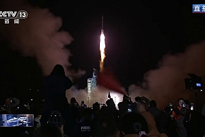 我国神舟二十一号载人飞船点火发射!