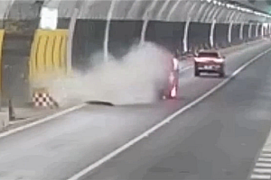 隧道内轿车突然上墙四轮朝天 司机:当时正牵着老婆的手