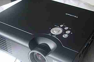 如何处理没有遥控器的老式投影仪(解决老式投影仪遥控器缺失的实用方法)