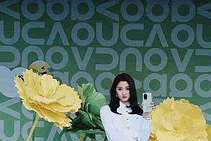 《晓彤格调局》尽显时尚格调:关晓彤手持nova 13 Pro拍摄绝美大片
