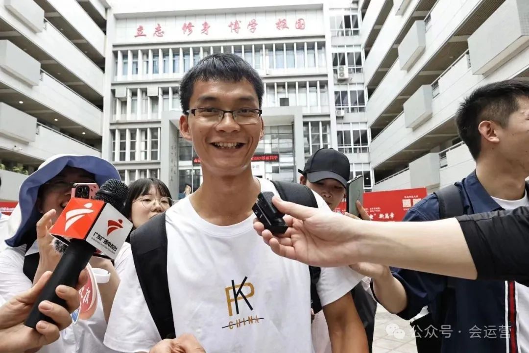 640-20 盘点2个因高考爆火的网红!一个是媒体宠儿,一个是网红变现!靠着高考赚的盆满钵满!