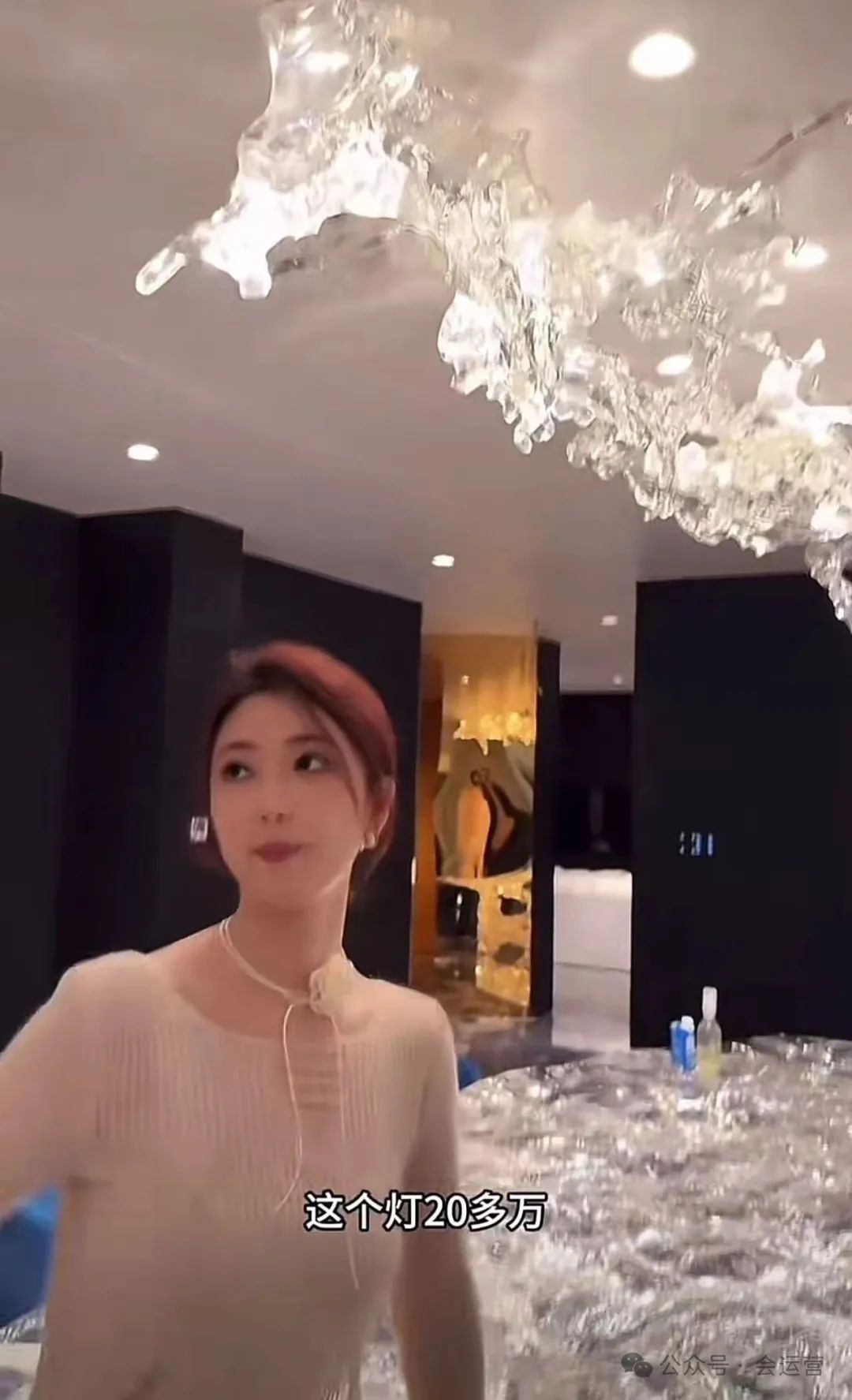 640-233 前千万网红大蓝老婆炫富被禁言!8000万装修别墅,一年电费超40万,700万兰博基尼挂墙上!直播哭穷凑电费,遭网友举报封号!