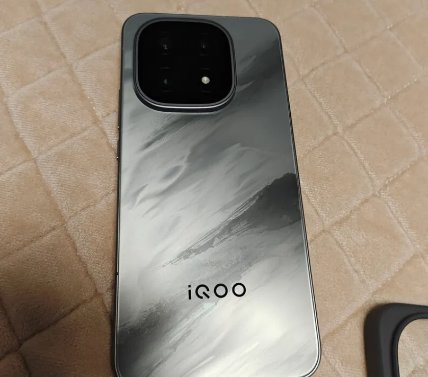 640-20 2026年想买一台“用7年不换”的手机?这4款16+512GB旗舰,闭眼入不后悔