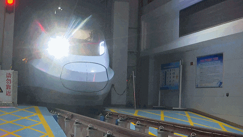 最慢复兴号高铁深夜出发时速不到20公里