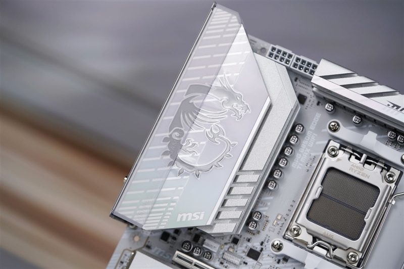 S0c514053-42ce-4dfa-ad02-23f142e8e24f 微星首款全白设计的M-ATX小板! MPG B850M EDGE TIMAX WIF刀锋 钛评测