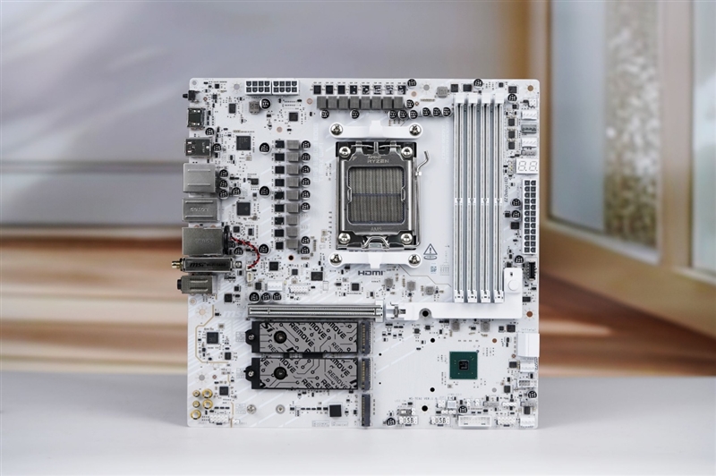 S0fcbd1b9-e74e-4849-a5ba-f63f53d7162e 微星首款全白设计的M-ATX小板! MPG B850M EDGE TIMAX WIF刀锋 钛评测
