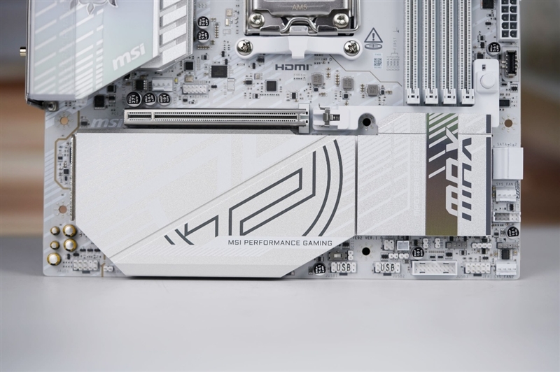 S3f762e4a-2158-4d15-9b04-fe384990b797 微星首款全白设计的M-ATX小板! MPG B850M EDGE TIMAX WIF刀锋 钛评测