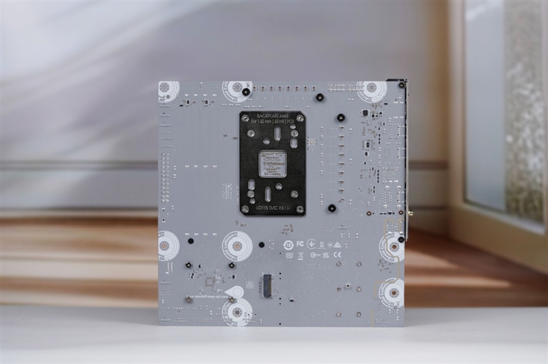 Sc54f3fe4-7bae-47be-9f9a-cd783055e80e 微星首款全白设计的M-ATX小板! MPG B850M EDGE TIMAX WIF刀锋 钛评测