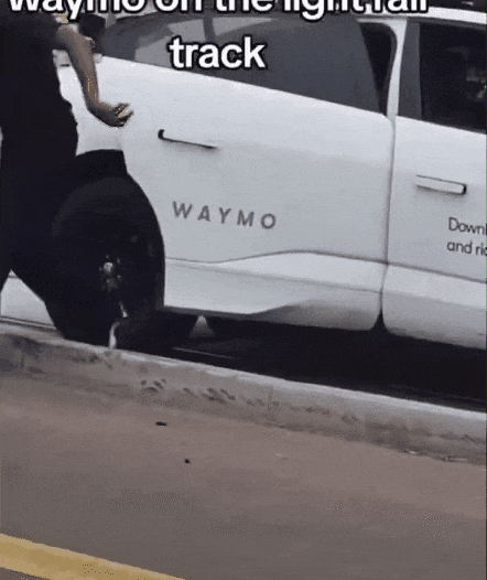 特斯拉FSD搞不定铁路道口