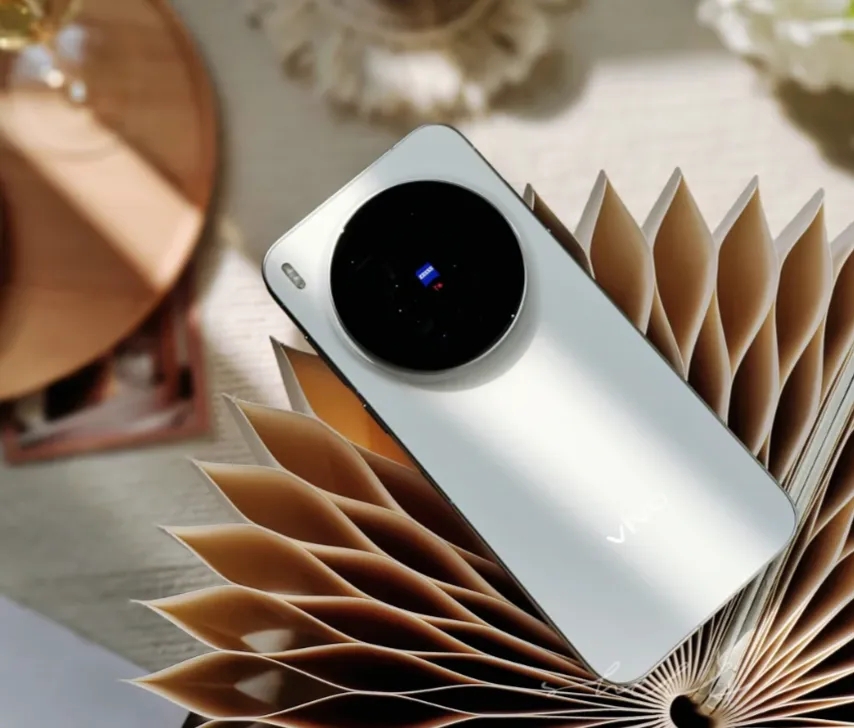 de79857a7f410b225a423a406ecfbb00 别瞎买手机!这 3 台才是 2026 年真正的 “性能怪兽”,游戏拉满、流畅战 5 年