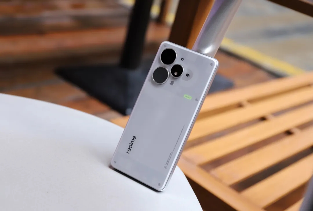 f212faeca8dbad7ea0bb519b646e0066 四年不换手机!这 3 款不到 2000 元闭眼买,性能稳、续航猛、耐用拉满