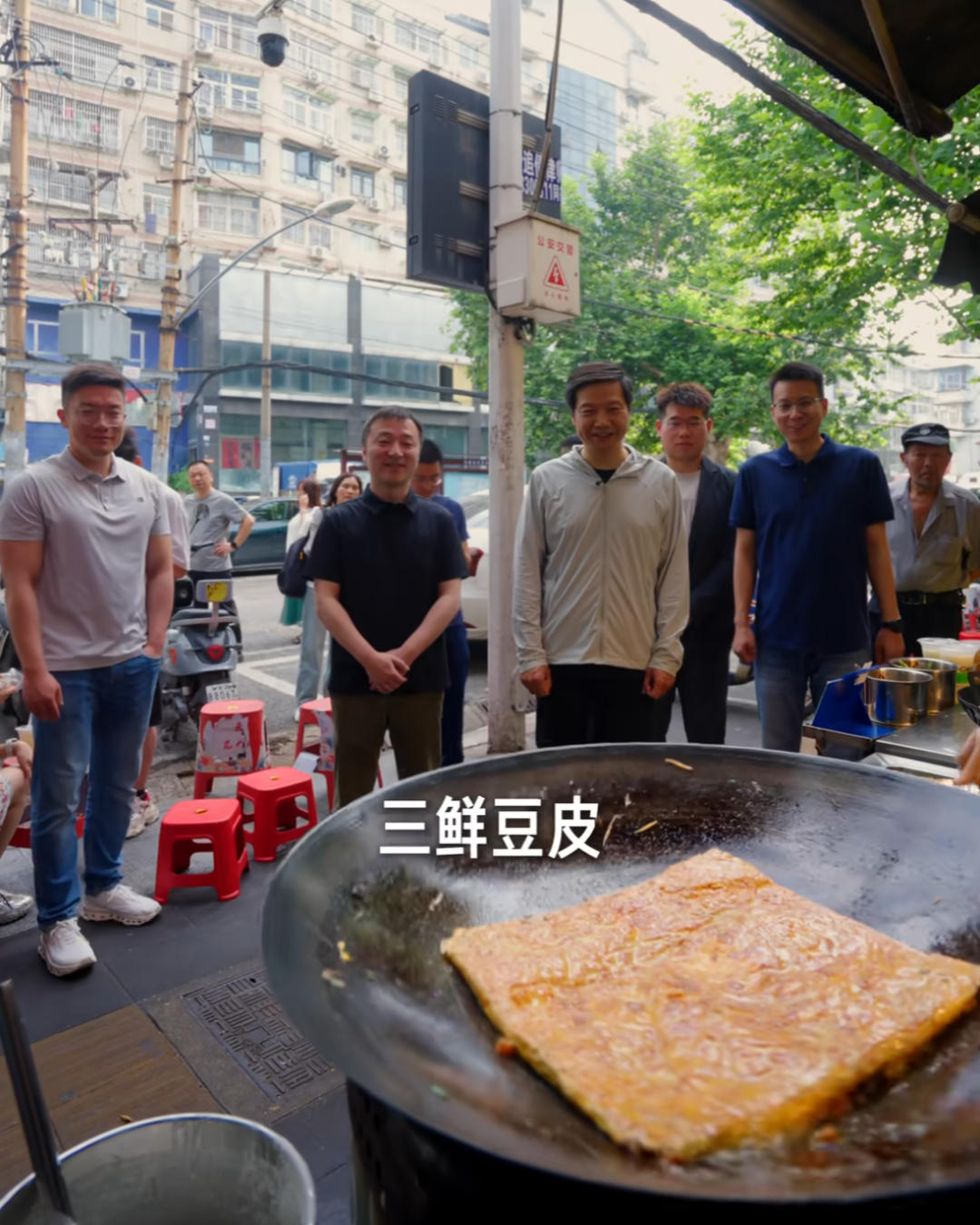 640-86 武汉大成路“过早”被喷模仿黄仁勋,雷军绷不住了!