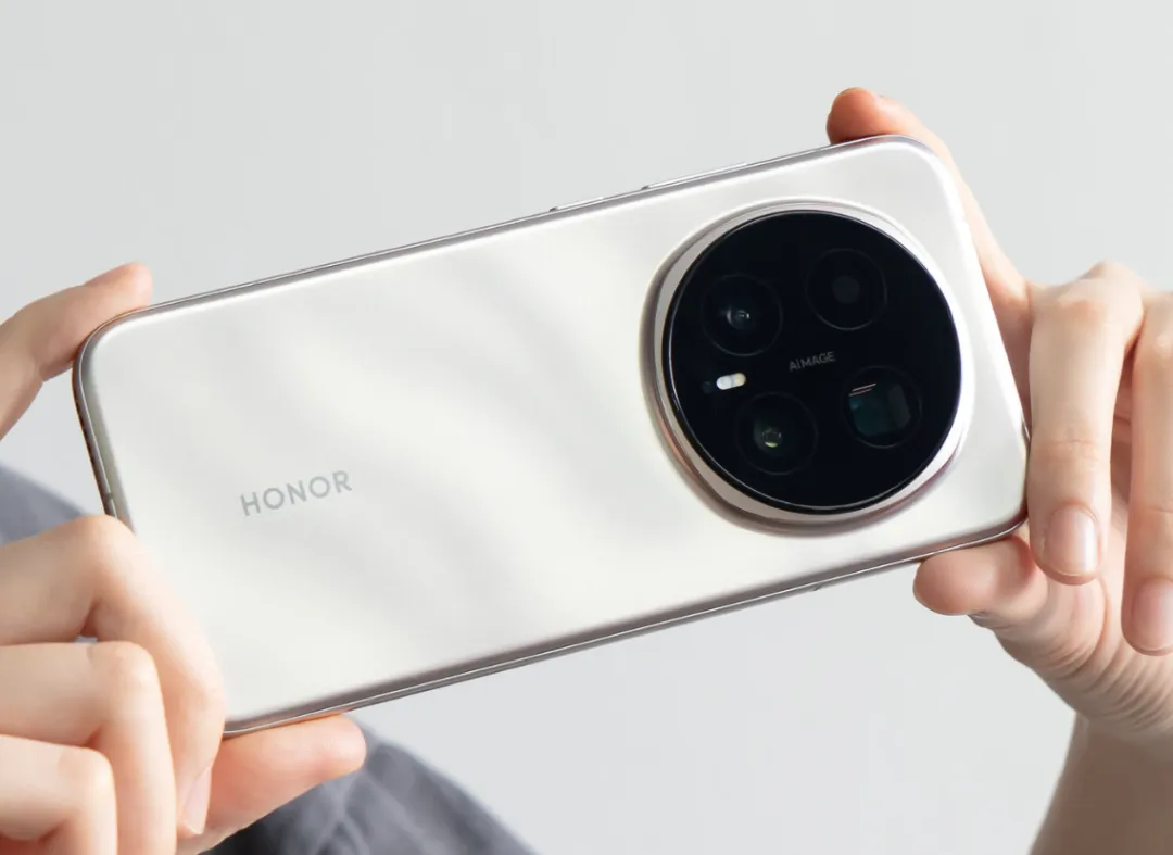 2026 换机一步到位!3 款旗舰用到 2032 年,骁龙 8 至尊芯 + 全焦段影像,涨价潮下闭眼冲