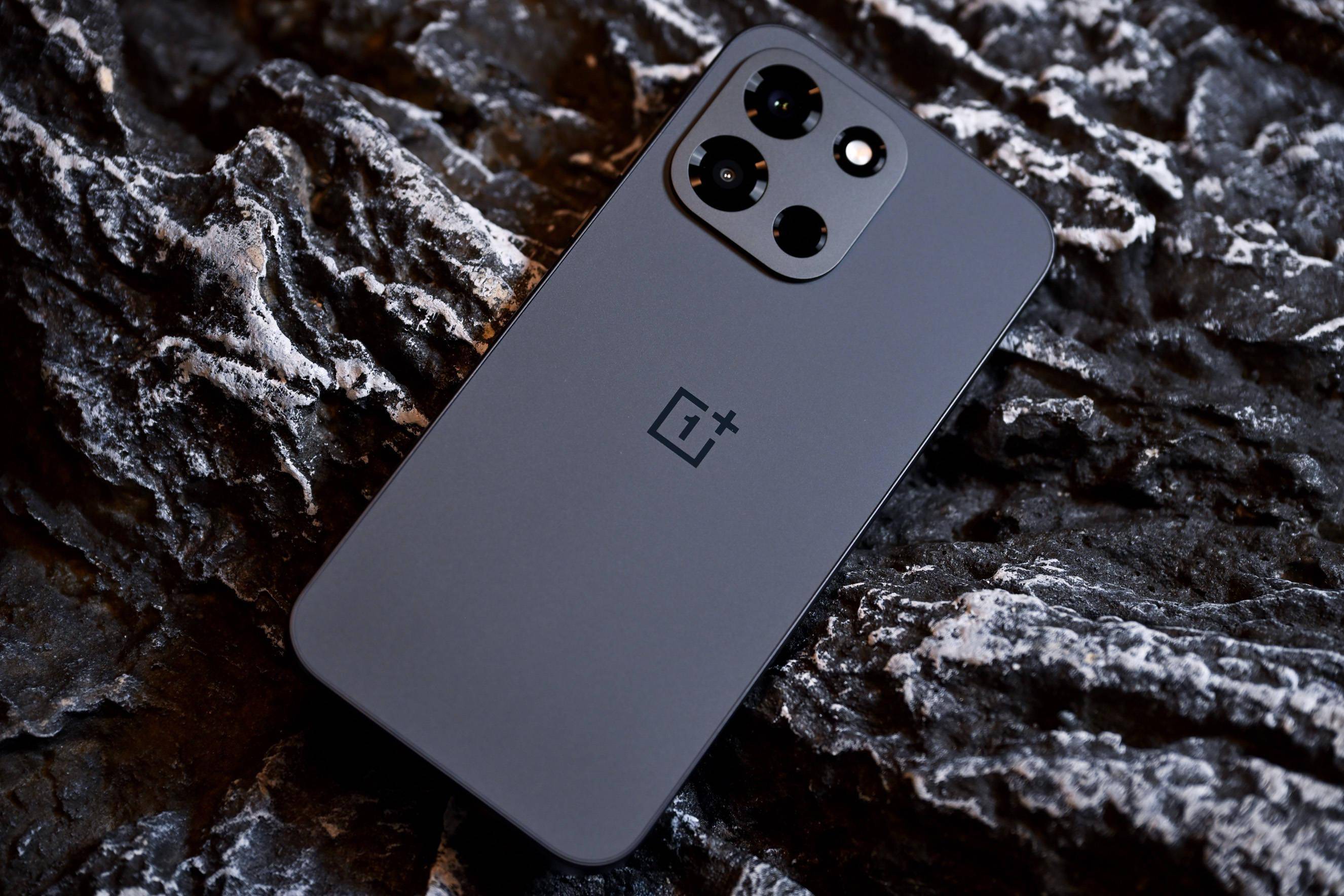 2500 元闭眼买不亏!2026 年 3 月这三款性价比手机,直接封神