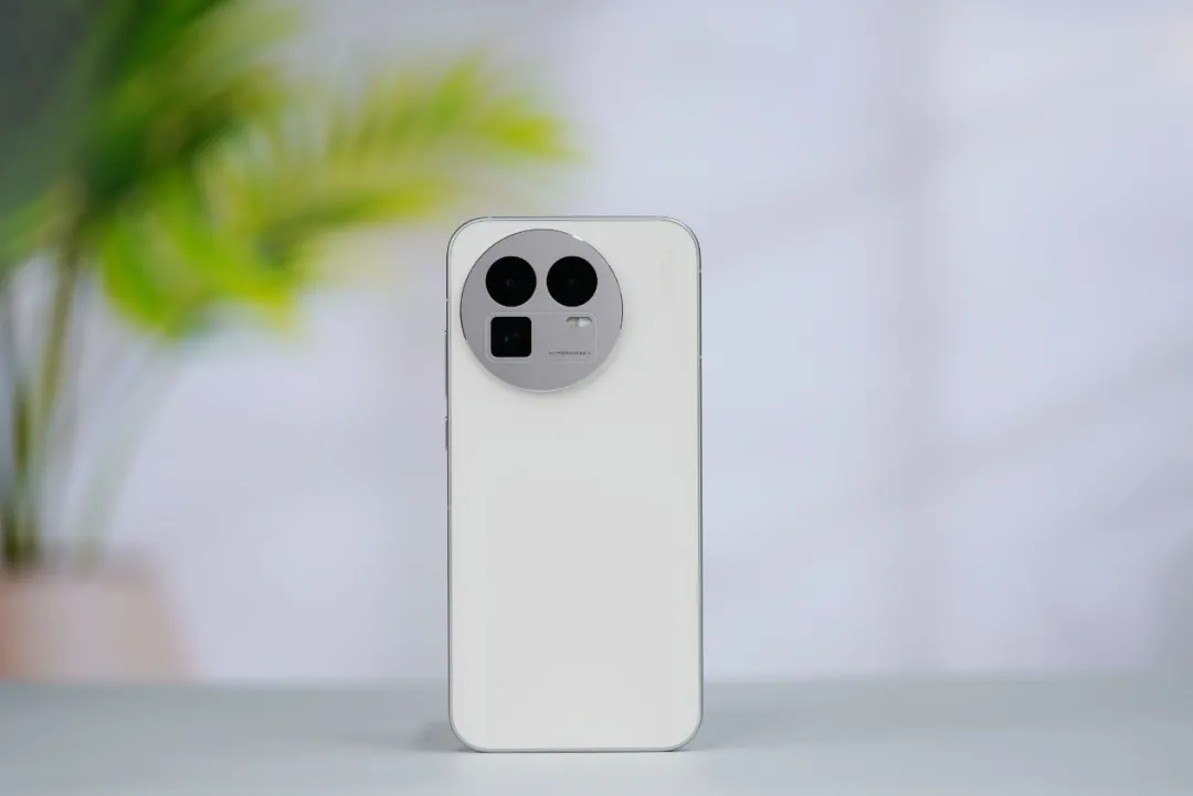 涨价潮里的清流!3 款 “性价比封神” 手机,16+512GB 价格亲民,闭眼入不亏