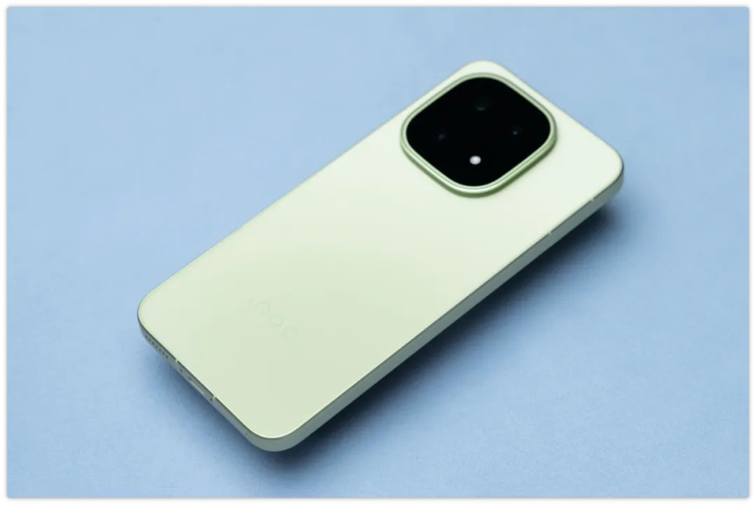 2025年性能榜TOP5出炉!国产旗舰“卷”到连风扇都装上了