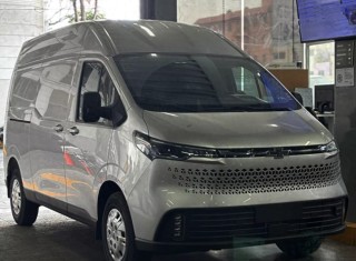 大通V70换标版与雪佛兰新车亮相，侧滑门、柴油动力及三座椅配置揭秘