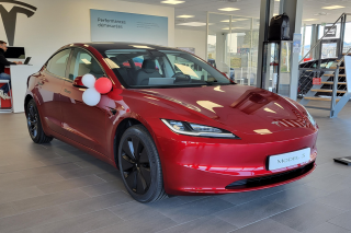 女性用户选购零跑B01、小鹏M03与特斯拉Model 3的指南，避免陷阱，明智选择！