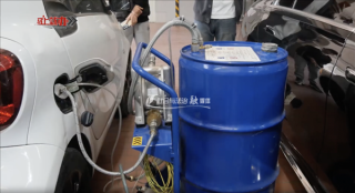 车主抽油检测后公开道歉，油箱容量与加油量差异引发争议风波