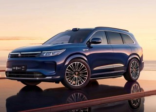 车企2025年一季度的业绩报告，比亚迪营收领先，赛力斯盈利突出，广汽集团出现亏损挑战