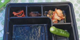 韩国残运会盒饭仅含泡菜引发争议，连片肉都舍不得提供？